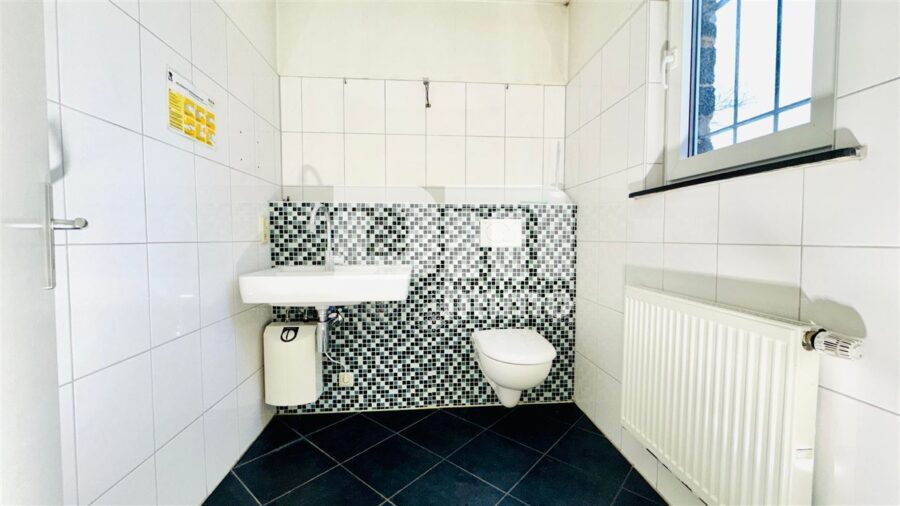 (R)eserviert!Wohn- und Gewerbeensemble + 3 Nebengebäude auf großem Grundstück - EG Ladeneinheit WC